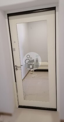 входная дверь в квартиру с прямоугольным зеркалом